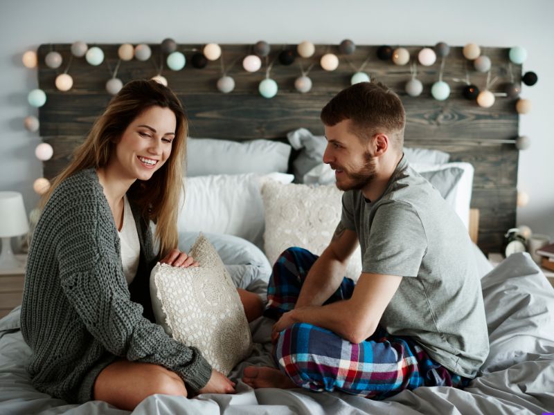 casal feliz na cama