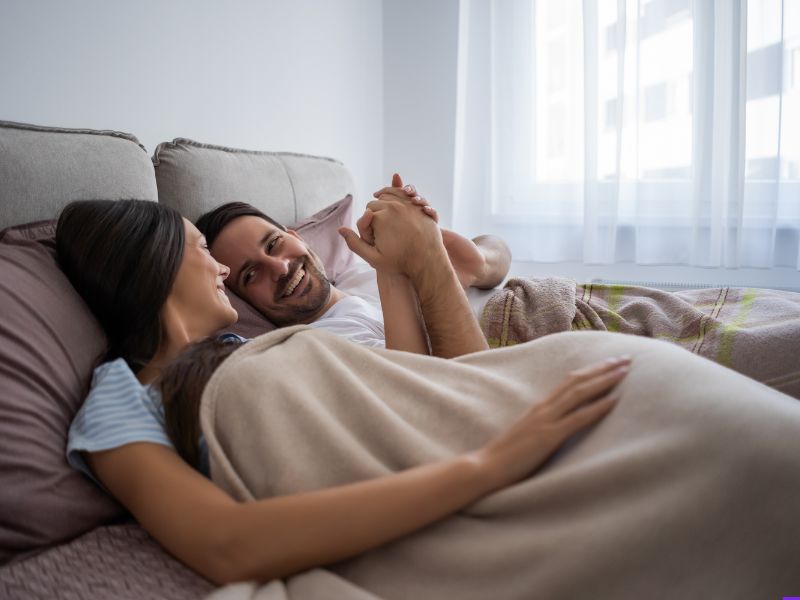 casal de boa na cama