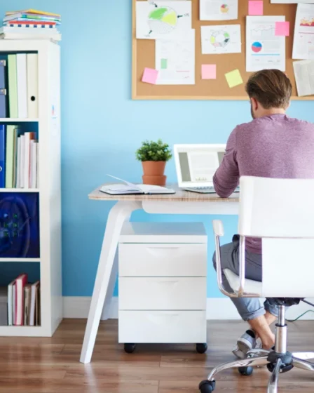 Dicas de organização para aumentar a produtividade em home office, com ambiente arrumado, mesa de trabalho limpa e espaço bem aproveitado.