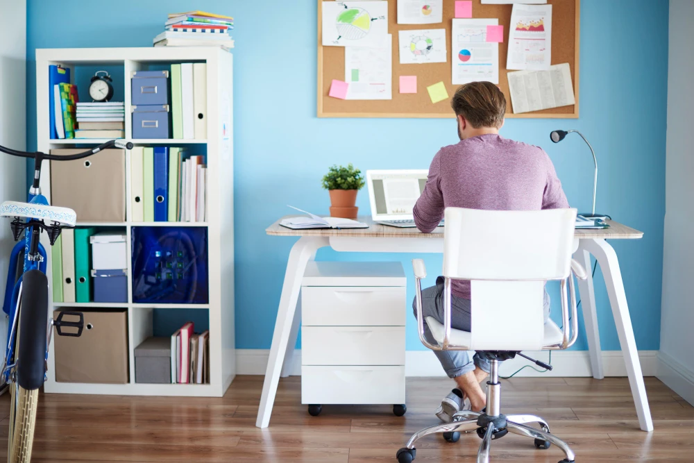 Dicas de organização para aumentar a produtividade em home office, com ambiente arrumado, mesa de trabalho limpa e espaço bem aproveitado.