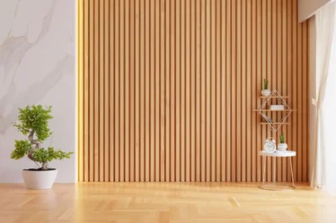 Design de interiores com painel ripado de madeira, papel de parede geométrico e pintura inovadora, ideal para projetos DIY que transformam ambientes