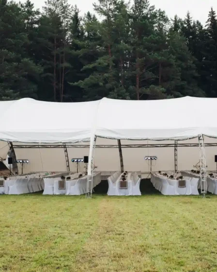 Tenda modular branca montada em área de evento ao ar livre, ideal para casamentos em Sorocaba, destacando a preferência por estruturas modernas e práticas.