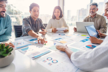 Marketing orientado a relacionamento e recorrência fortalece vínculo com o cliente e aumenta valor ao longo do tempo.