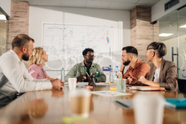 Manter relevância sem depender de tendências exige consistência, conteúdo útil e foco no valor entregue ao público.