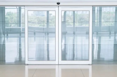 Portas e janelas com vidro temperado, oferecendo segurança e estética moderna para ambientes comerciais ou residenciais.