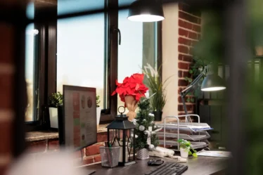 Decoração industrial em espaços pequenos: É Possível aplicar o estilo: Decoração industrial com elementos metálicos, plantas e iluminação pendente em um pequeno espaço com parede de tijolos à vista e mesa de trabalho organizada