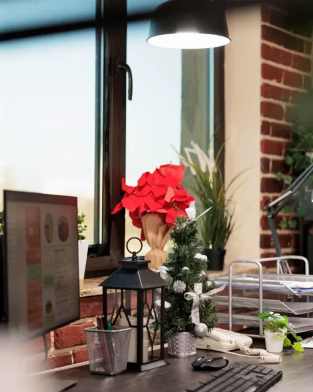 Decoração industrial em espaços pequenos: É Possível aplicar o estilo: Decoração industrial com elementos metálicos, plantas e iluminação pendente em um pequeno espaço com parede de tijolos à vista e mesa de trabalho organizada