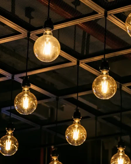 Iluminação estilo Industrial: Pendentes, trilhos e lâmpadas que fazem a diferença: Iluminação estilo Industrial: Pendentes, trilhos e lâmpadas com design em vidro e filamento exposto, penduradas em estrutura metálica quadriculada, criando efeito acolhedor em ambiente interno.