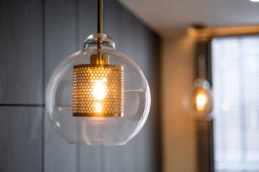 A iluminação transforma ambientes ao valorizar elementos, criar sensações e influenciar a percepção de espaço, conforto e profundidade.