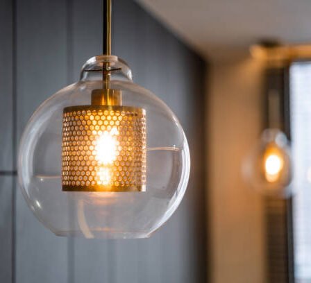 A iluminação transforma ambientes ao valorizar elementos, criar sensações e influenciar a percepção de espaço, conforto e profundidade.