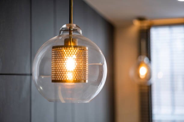 A iluminação transforma ambientes ao valorizar elementos, criar sensações e influenciar a percepção de espaço, conforto e profundidade.
