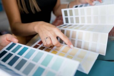 As cores influenciam a composição de ambientes modernos ao criar sensações, destacar elementos e equilibrar estética e personalidade.
