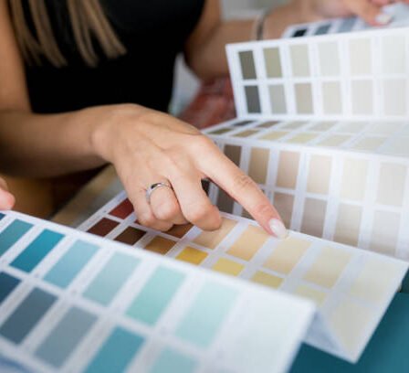 As cores influenciam a composição de ambientes modernos ao criar sensações, destacar elementos e equilibrar estética e personalidade.