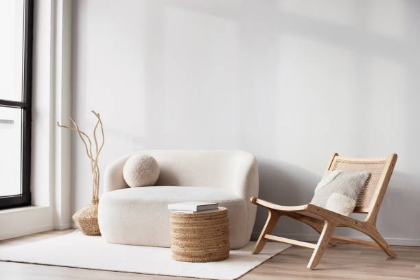 A decoração minimalista combina funcionalidade, organização e estética para criar ambientes leves, confortáveis e visualmente equilibrados.
