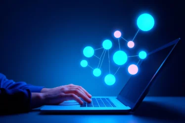 Imagem com mão digitando em um notebook em ambiente escuro com nós e conexões em estilo de rede digital ao fundo, simbolizando estratégia de Digital PR como Alternativa ao Link Building Tradicional: Como Conseguir Menções de Qualidade Em Vez de Links em Massa para gerar menções e visibilidade online.